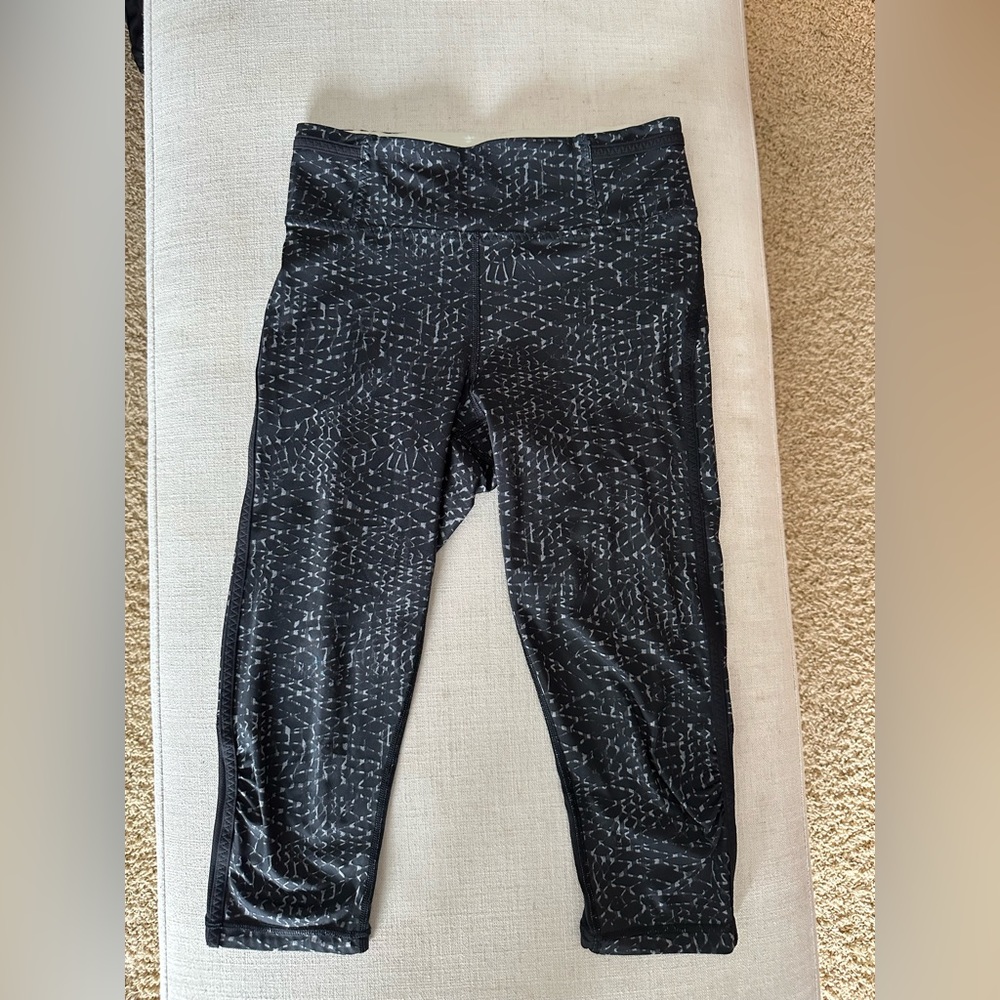 Size 4 lululemon cropped leggings